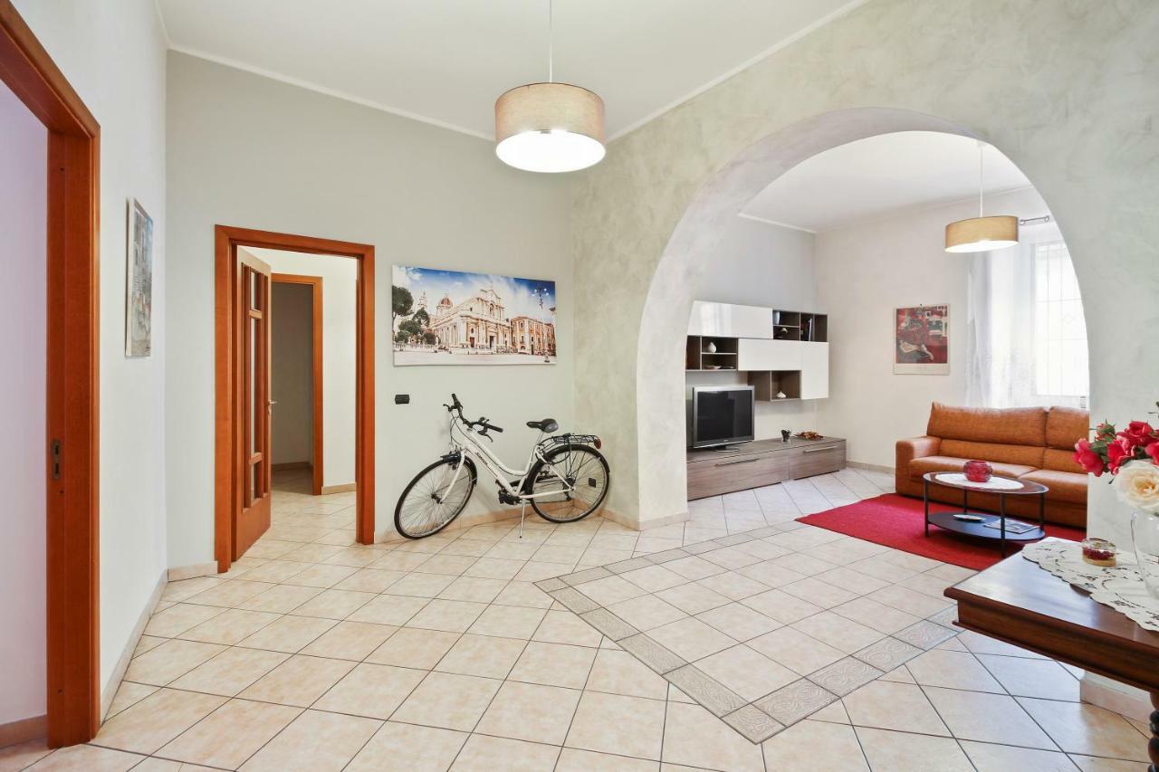 Central Balcony Apartment คาตาเนีย ภายนอก รูปภาพ