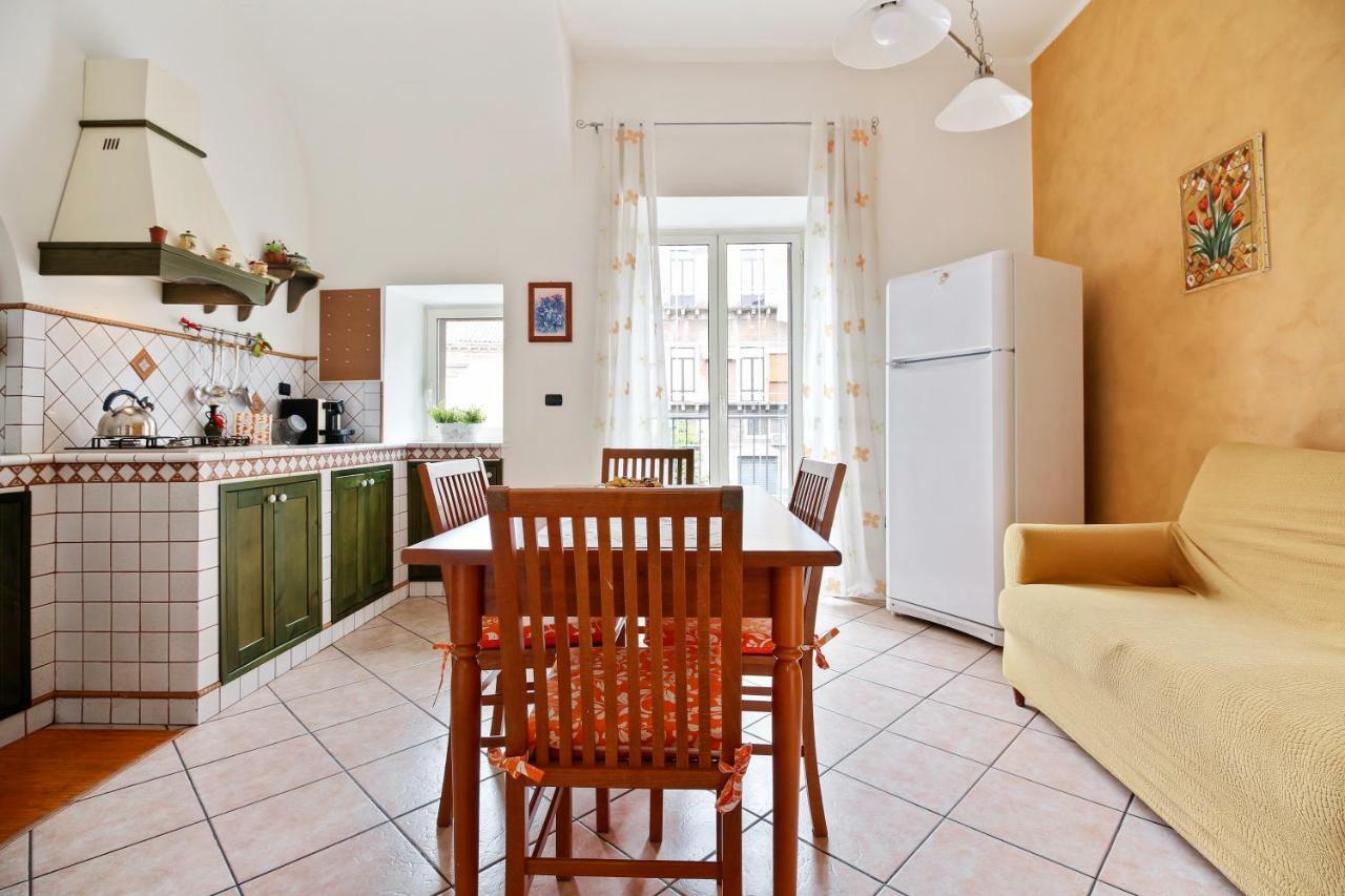 Central Balcony Apartment คาตาเนีย ภายนอก รูปภาพ