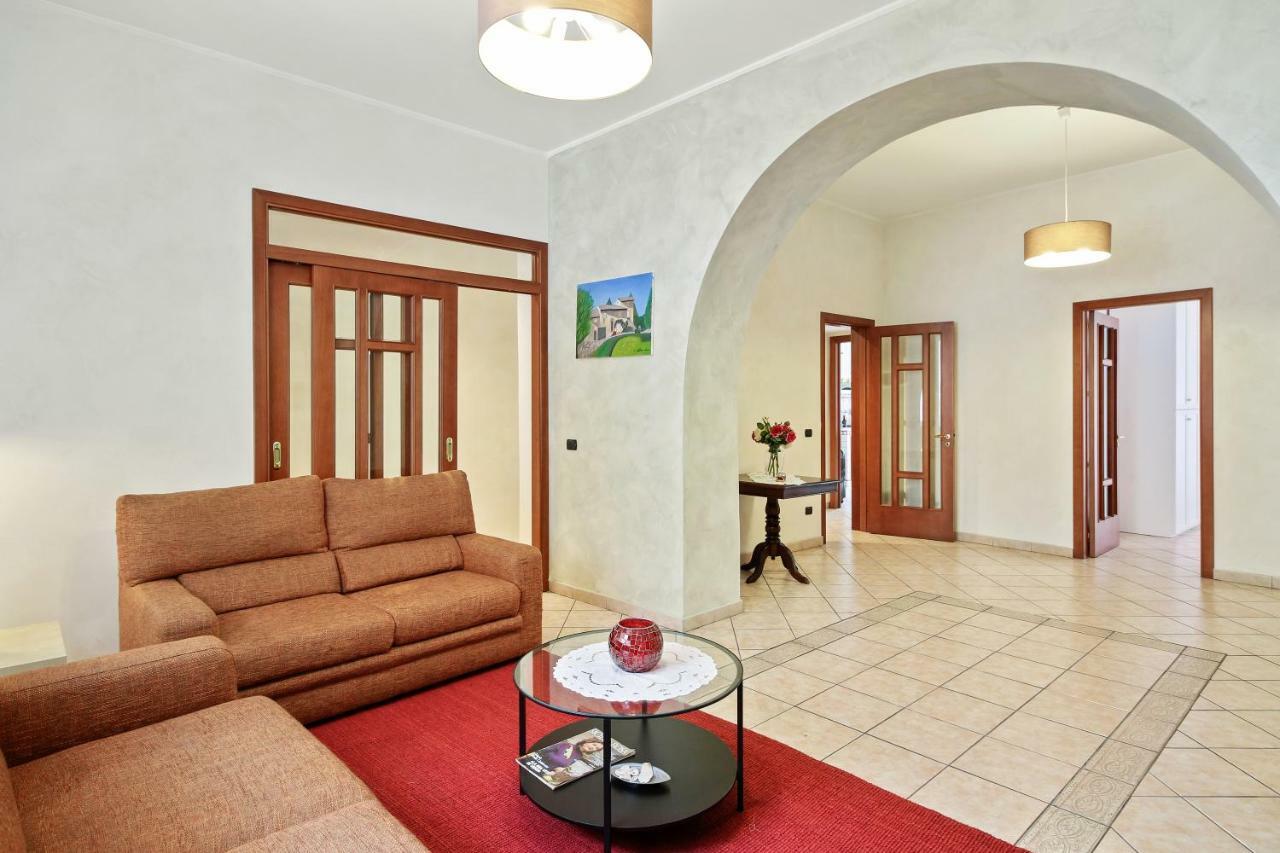 Central Balcony Apartment คาตาเนีย ภายนอก รูปภาพ